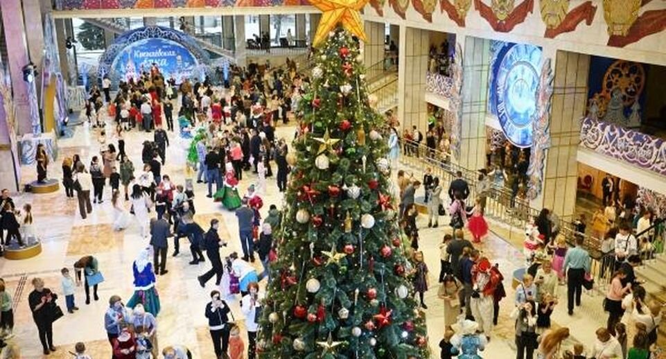     Посетители на Кремлевской елке «Заговор зеркал» в Государственном Кремлевском дворце, 2022 год