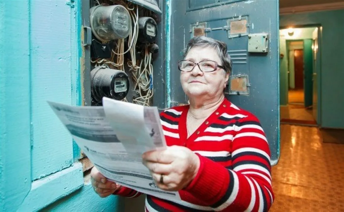 Елжкх. Коммуналка ЖКХ. Пенсионер с квитанциями. Бабушка с квитанцией ЖКХ. Пенсионеры ЖКХ.