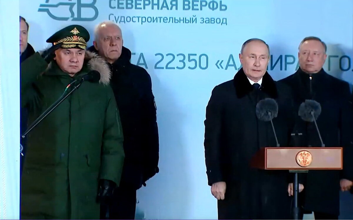 Владимир Путин на судостроительном заводе "Северная верфь" принял участие в церемонии поднятия Андреевского флага на трёх новых кораблях - фрегате"Адмирал Головко", малом ракетном корабле "Наро-Фоминск" и морском тральщике "Лев Чернавин".