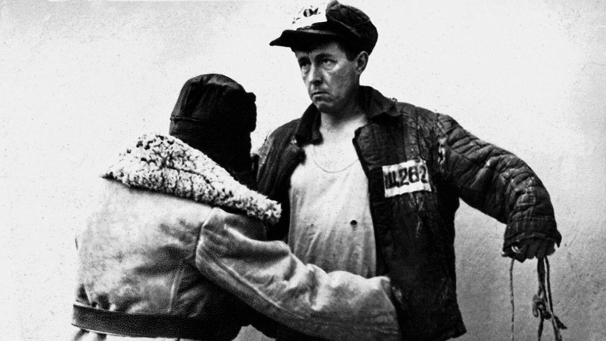 Фото 2. Советский вертухай "шмонает" Александра Исаевича Солженицына, одного из узников советских концлагерей ГУЛАГа. Солженицын - этот Человек с большой буквы - рассказал всей России и всему миру правду о ГУЛАГе, этой чудовищной советской "фабрике ужаса и смерти", системе рабского подневольного труда, которую создали большевики и чекисты на территории бывшей России. И поэтому чекисты и прочие советские выродки до сих пор клевещут на Солженицына, поливая его грязью - в своем обычном подлом и гнусном советском стиле. На этом фото Александр Исаевич - в той самой фуфайке-телогрейке, которую носили миллионы узников советских концлагерей.