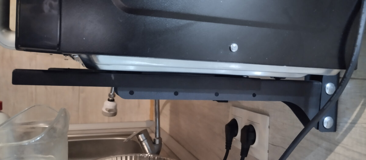 Фото автора. Микроволновая печь на кронштейнах