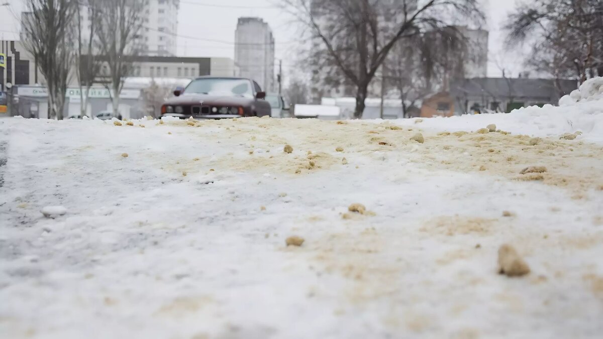     Последствия гололёда в Сургуте привели к аварии на окраине города. Большегруз не удержался на льду и покатился вниз, снеся автобус и легковой автомобиль.