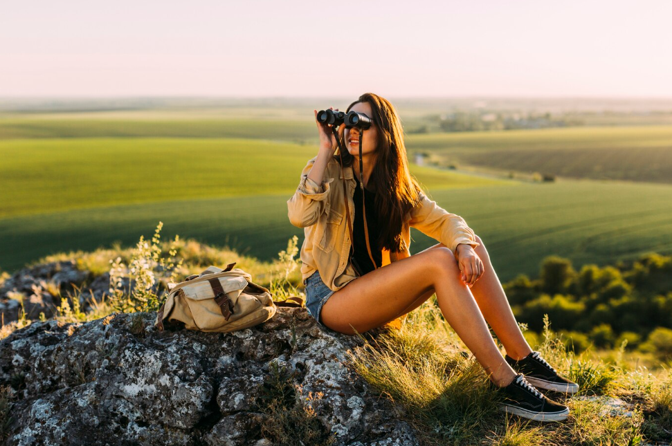 Девушка осматривает округу