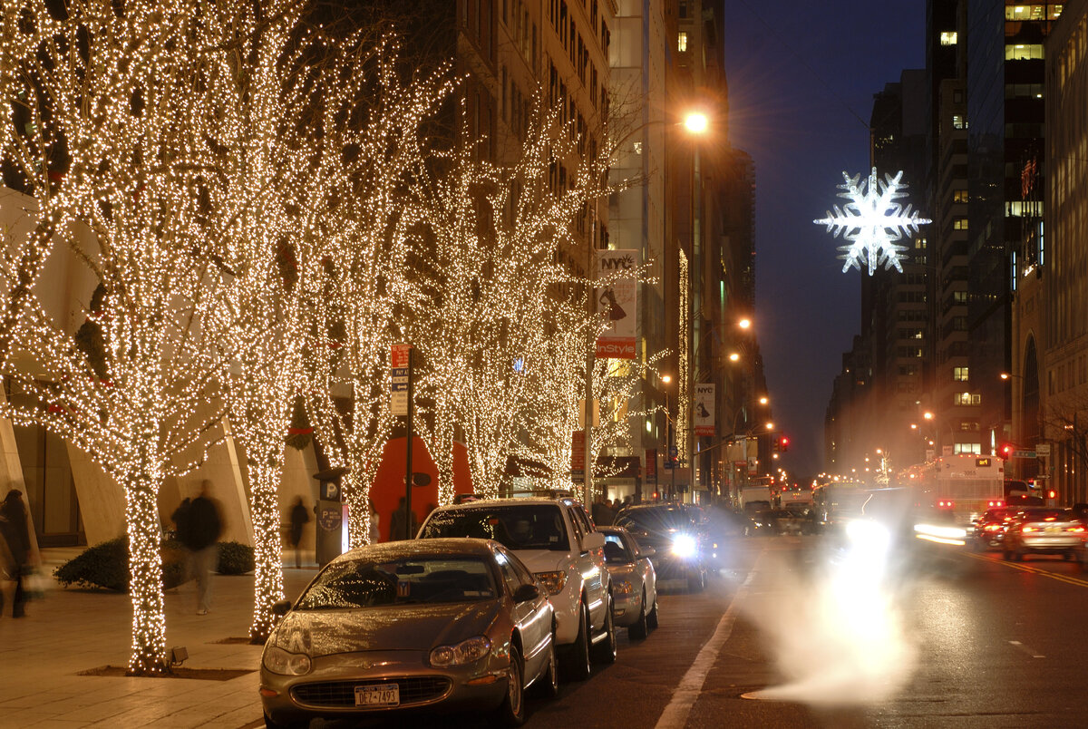Так выглядит Пятая авеню в районе магазина Saks. Фото: T Photography / Shutterstock