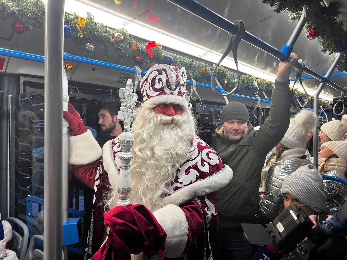    Дед Мороз зажег елку на Театральной площади
