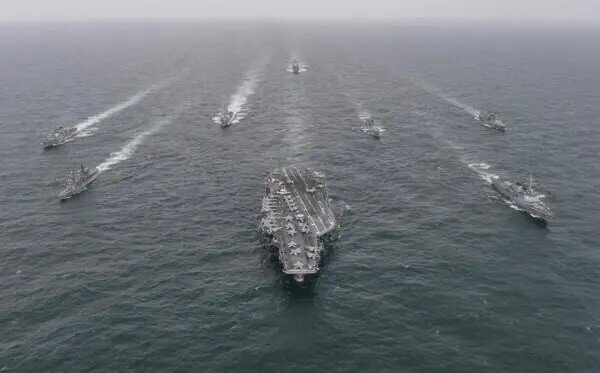 Эсминец ВМС Южной Кореи «Юлгок Йи И» (R), авианосец ВМС США «Нимиц» (C) и «Умигири» Морских сил самообороны Японии (L) плывут в строю во время совместных военно-морских учений в международных водах у южного острова Южной Кореи Чеджудо 4 апреля 2023 года. (South Korean Defense Ministry via Getty Images)