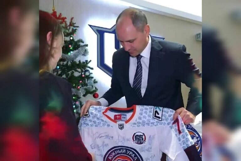    Денис Паслер в рамках акции «Елка желаний» вручил подарок 14-летней Кире из Орска Кристина Просвиркина