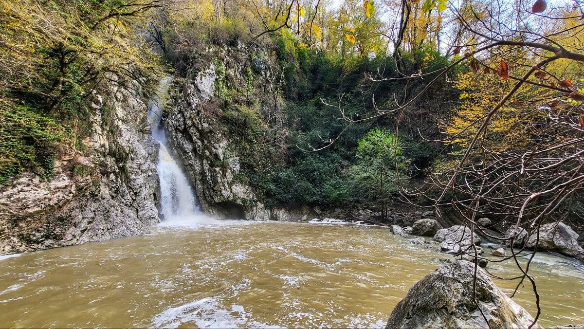Это средний Агурский водопад