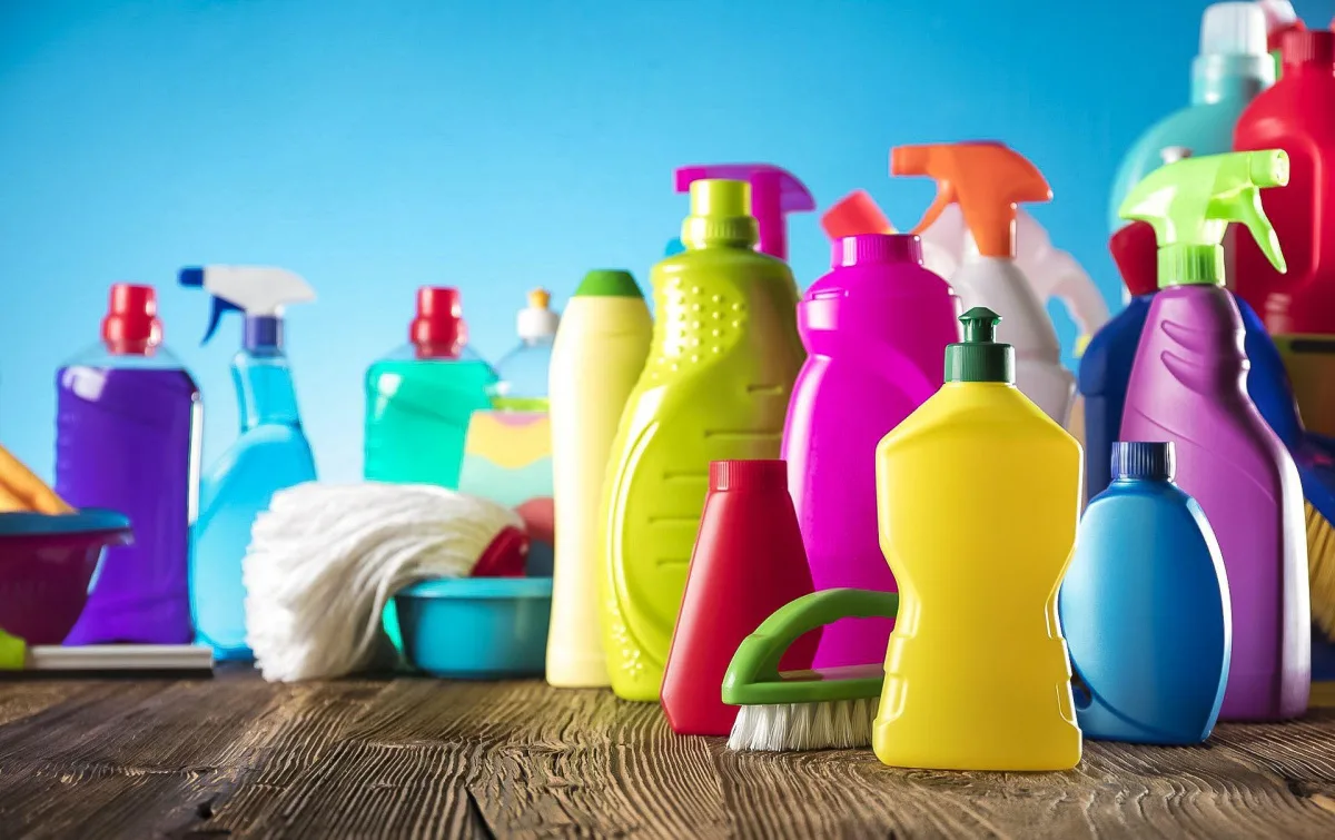 Сегодня дезинфицирующие средства, в том числе для уборки помещений и обработки поверхностей в доме, одни из самых популярных средств.