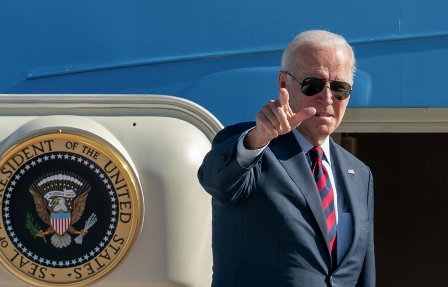    Это НЛО? Странный летающий объект заметили возле самолета Байдена