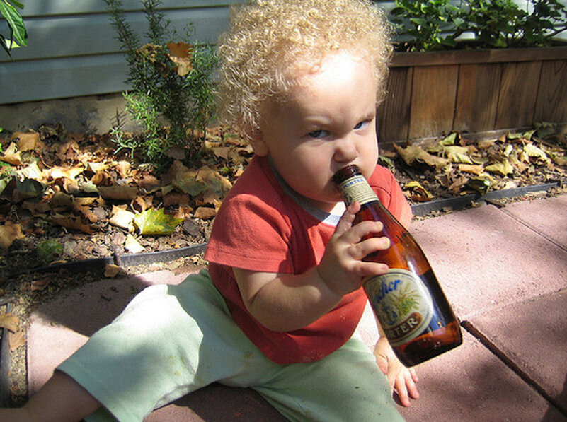Дети пьют вино. Смешные дети. Ребенок с пивом. Приколы с детьми.