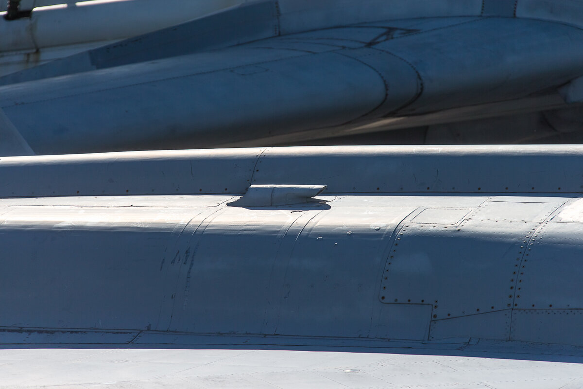 Одной из претензий к проекту 1-42 стало недостаточное внимание к учету в форме планера, воздухозаборников (в т.ч. малых) и стыков панелей требования снижения радиолокационной заметности