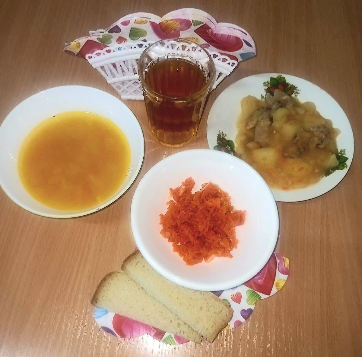 Суп с вермишелью, жаркое по домашнему с мясом, салат из моркови, напиток из шиповника 