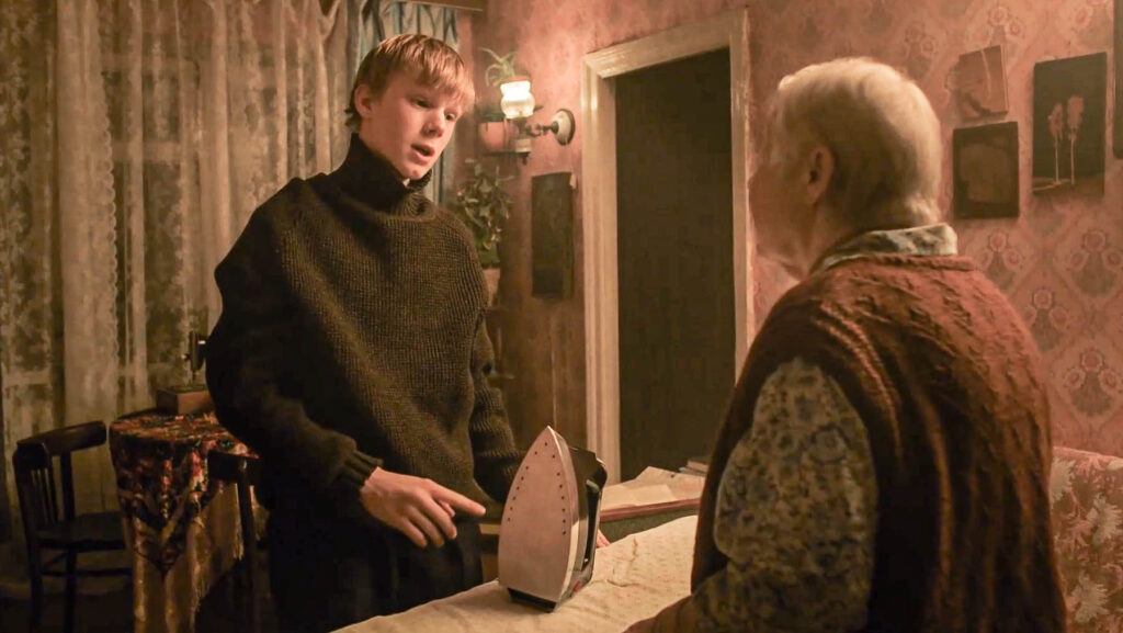 Ералаш демонстрирует бабушке утюг