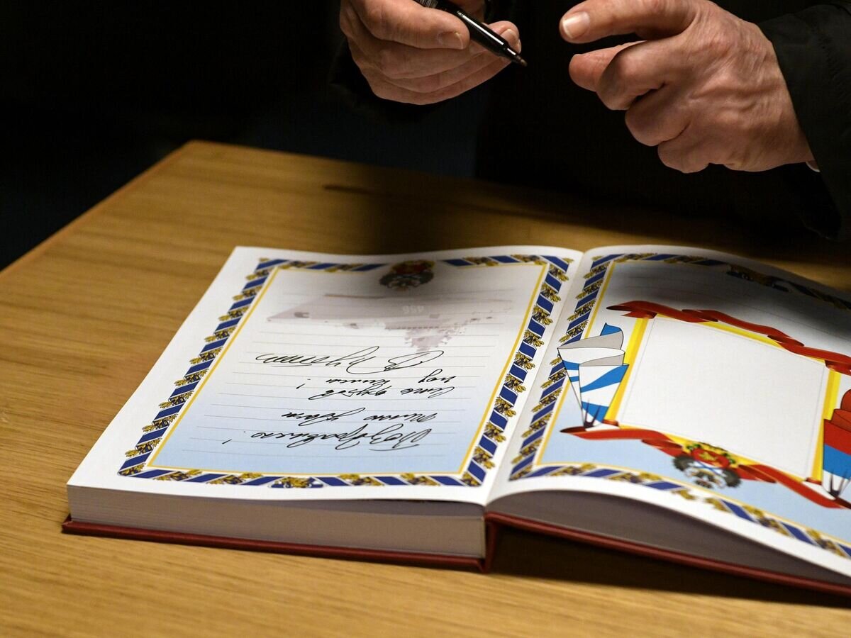    Памятная запись, оставленная президентом РФ Владимиром Путиным в книге почетных посетителей фрегата "Адмирал Головко" после церемонии поднятия военно-морского флага© РИА Новости / Алексей Даничев