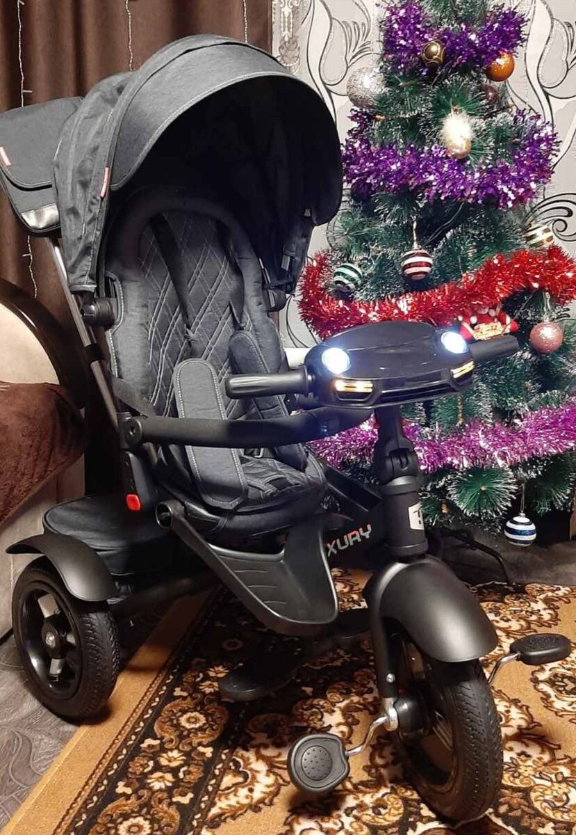 Наш подарочек под ёлочкой не поместился)