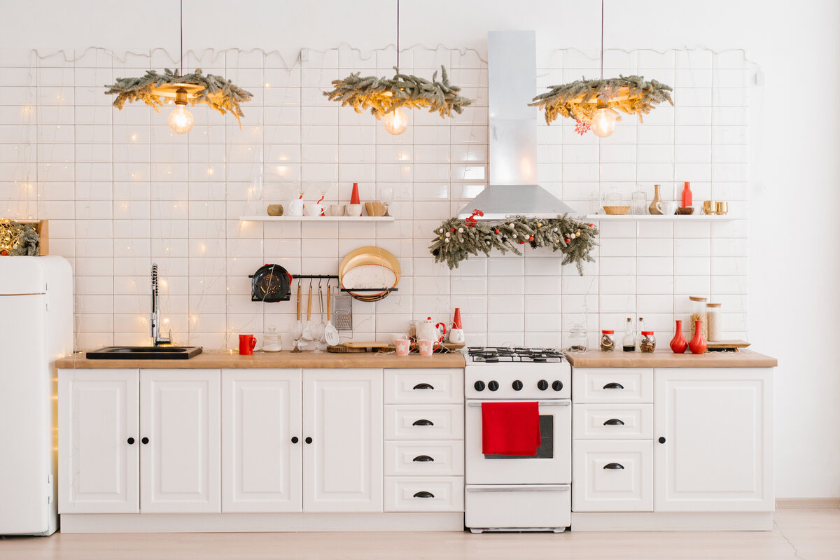    Декор для кухни к Рождеству на светильниках точно не помешает тебе готовить.Фото: Shutterstock.com