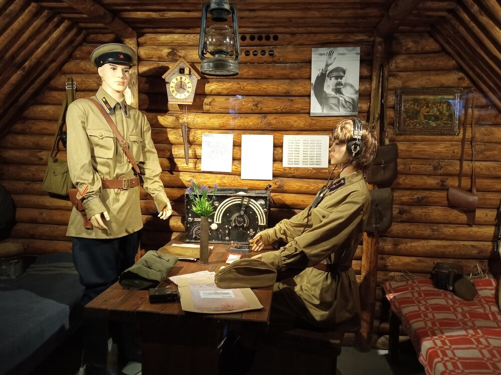 Военно-патриотический мемориальный комплекс «Партизанская криничка». Товарищ майор и Вероника в землянке связистов