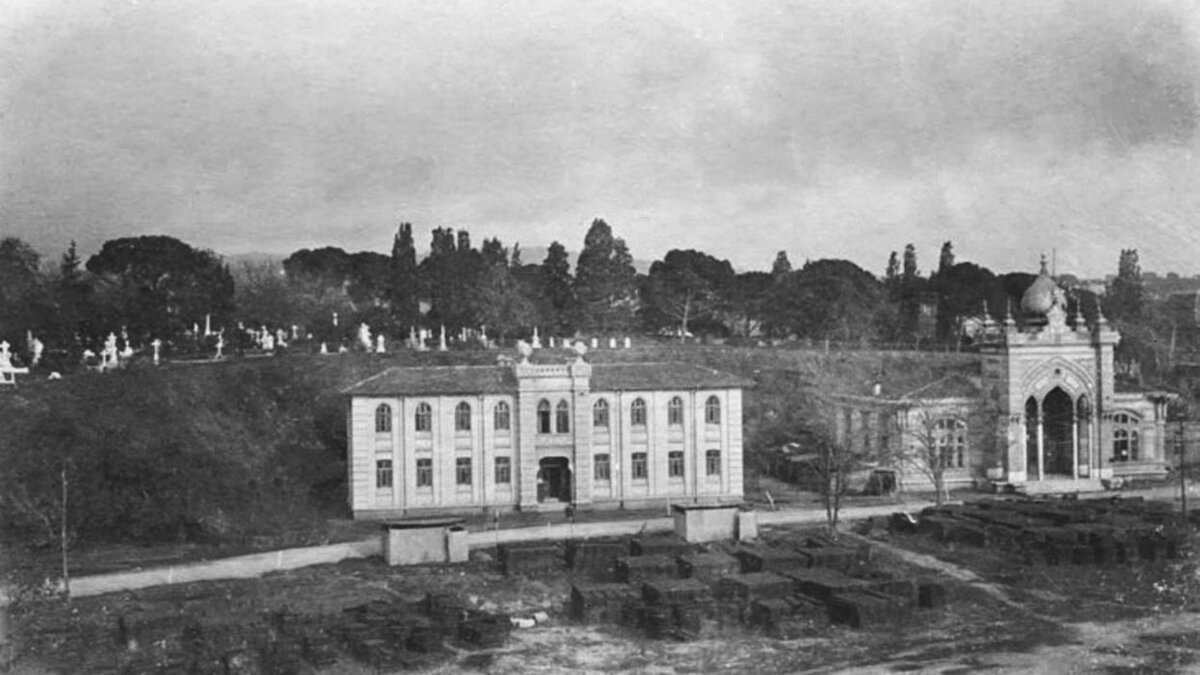 Два величественных здания рядом с вокзалом в самом расцвете своих сил. Фото из интернета