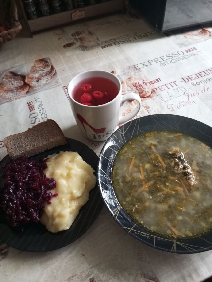 Обязательно первое- супы, борщи или просто бульон. Но всё без пережарки.