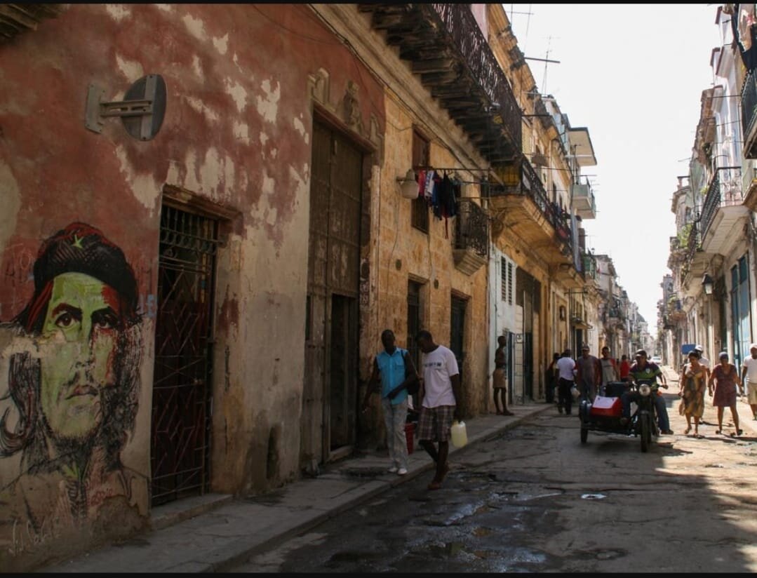 Кольчугино дворик гаваны кафе. Картинка старая гавана куба зеленый дворик. Дворик гаваны. Дворик гаваны. Дворик гаваны кольчугино.