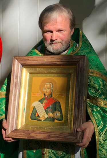 Отец Александр Коробейник с иконой святого воина Феодора Ушакова