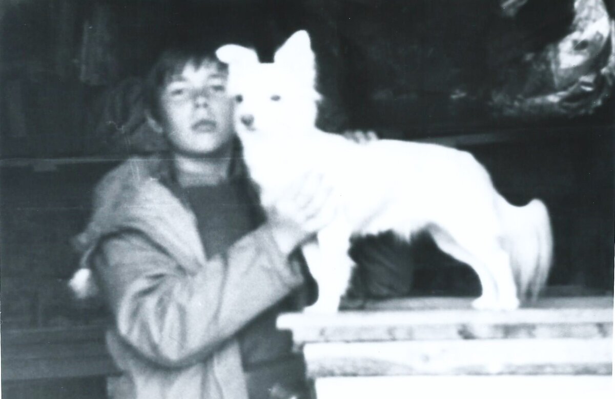 Мы с Джулей. Мне тут 12 лет. Как раз осень 1987 года. Не могу вспомнить, где сделана эта фотография. Скорее всего в Ромашково.