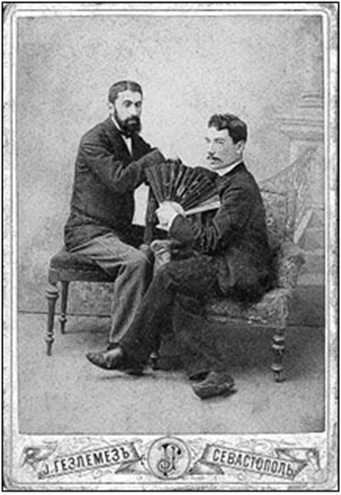 Севастопольские фотографы И. И. Гезлемез (слева) и М. П. Мазур.1900 г. Фотомастерская И. И. Гезлемеза. Из архива семьи Мазур - в фонд Музея обороны Севастополя