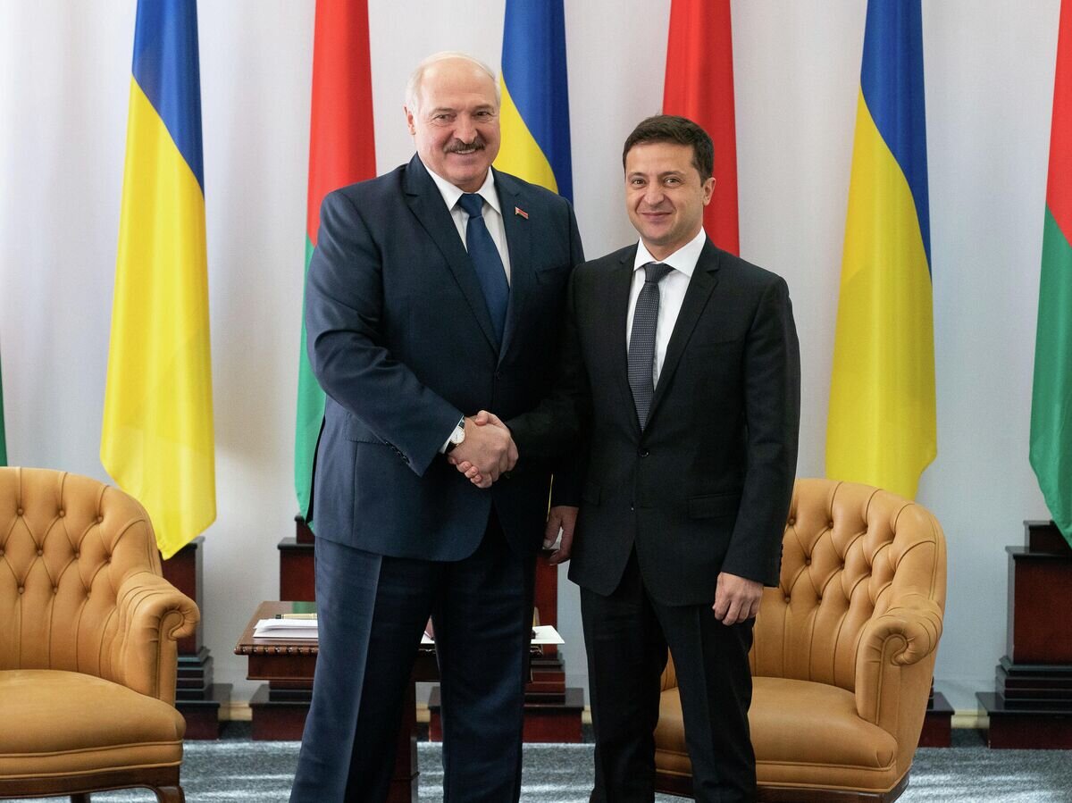    Александр Лукашенко и Владимир Зеленский во время встречи в ЖитомиреCC BY-SA 4.0 / Офис Президента Украины /