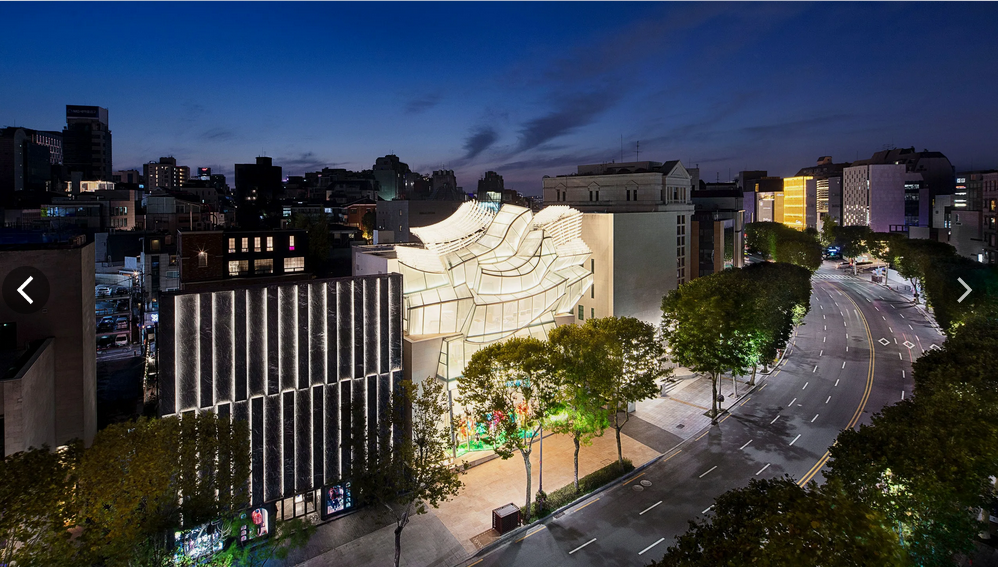 Woori расположен в богатом районе города Чхондам-дон, в здании Louis Vuitton Maison Seoul