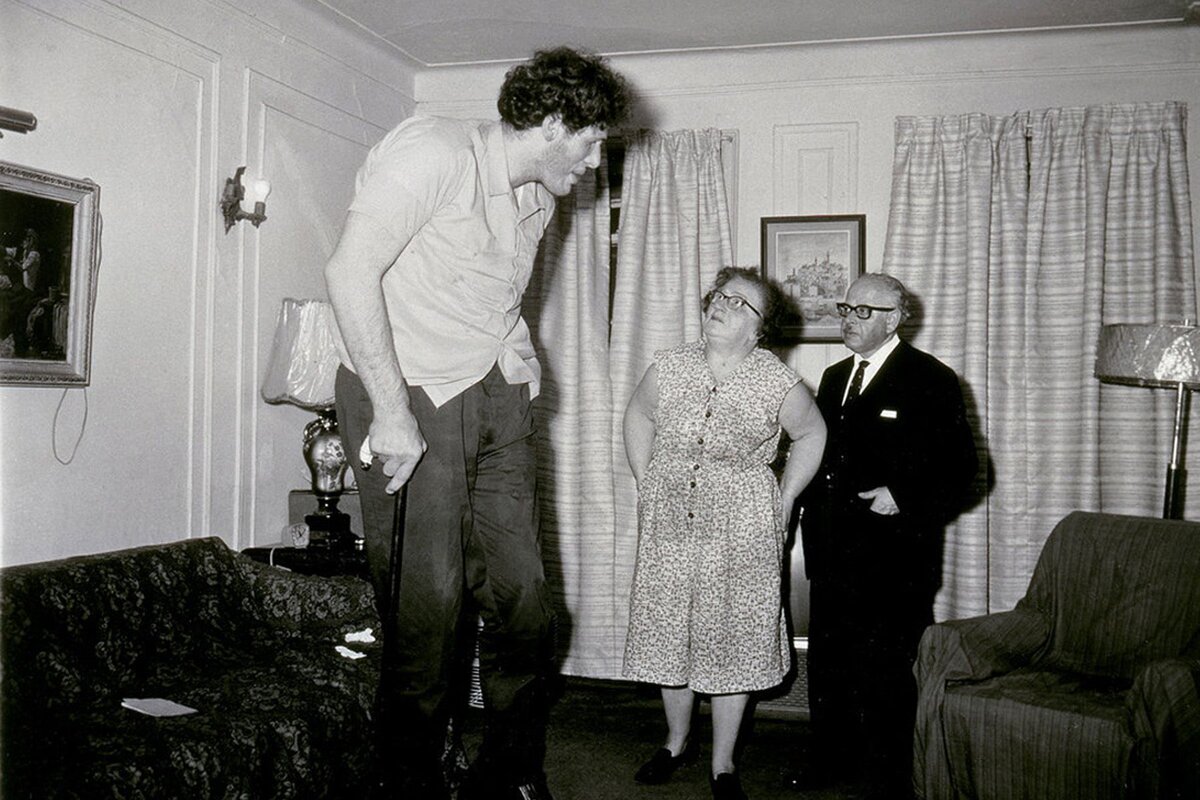 Диана Арбус – «Еврейский Великан Дома со Своими Родителями в Бронксе, Нью-Йорк»