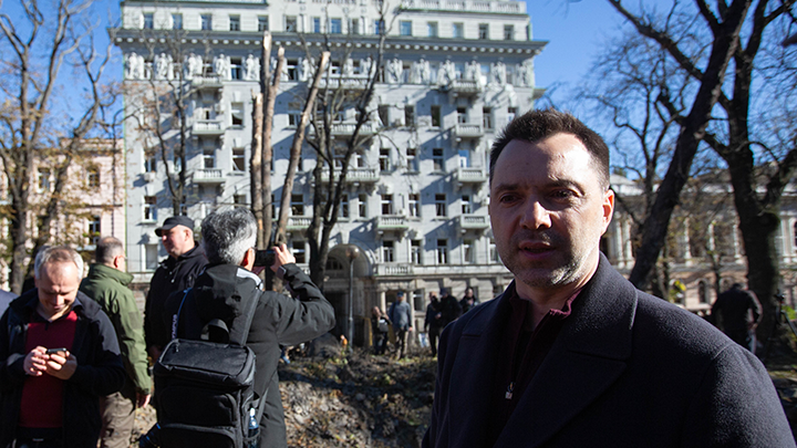 "ПЕРЕОБУВШИЙСЯ В ВОЗДУХЕ" ПРОПАГАНДИСТ АРЕСТОВИЧ*, ЖЁСТКО И УМЕЛО ПОЛИВАЮЩИЙ НЫНЕ ЗЕЛЕНСКОГО, ПРИГОДИТЬСЯ МОЖЕТ. ОН ХОТЬ И ГРОЗИЛСЯ ПОЙТИ НА ВЫБОРЫ, КОНЕЧНО, НЕ РЕАЛЬНЫЙ КАНДИДАТ, А СКОРЕЕ СПОЙЛЕР. ФОТО: OLEKSII CHUMACHENKO/GLOBALLOOKPRES