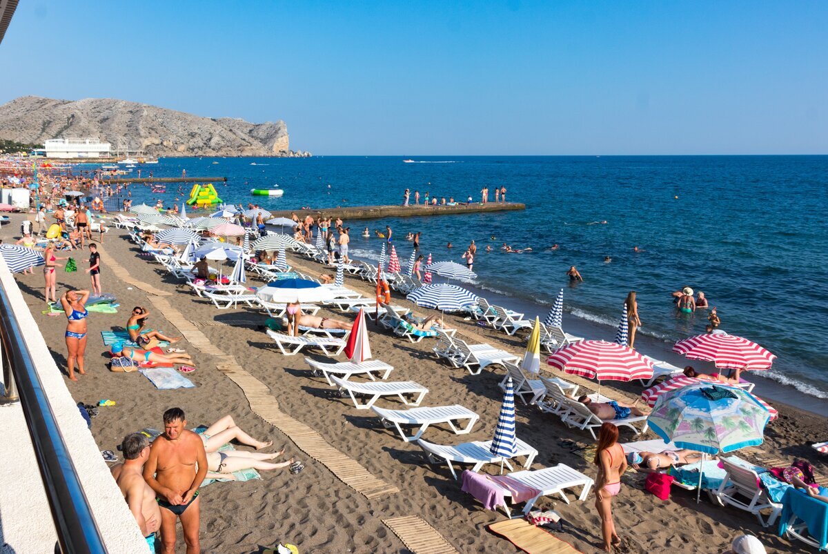 Стоит ли сейчас отдыхать в крыму. Судак Крым пляж. Судак Центральный пляж. Судак Крым берег пляж. Пляж Судак 2022.