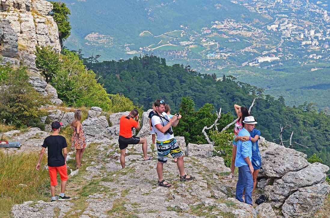 Ай петри путевка. Туристы на ай-Петри. Ай Петри Крым. Туризм на ай Петри. Крым Алушта ай Петри.