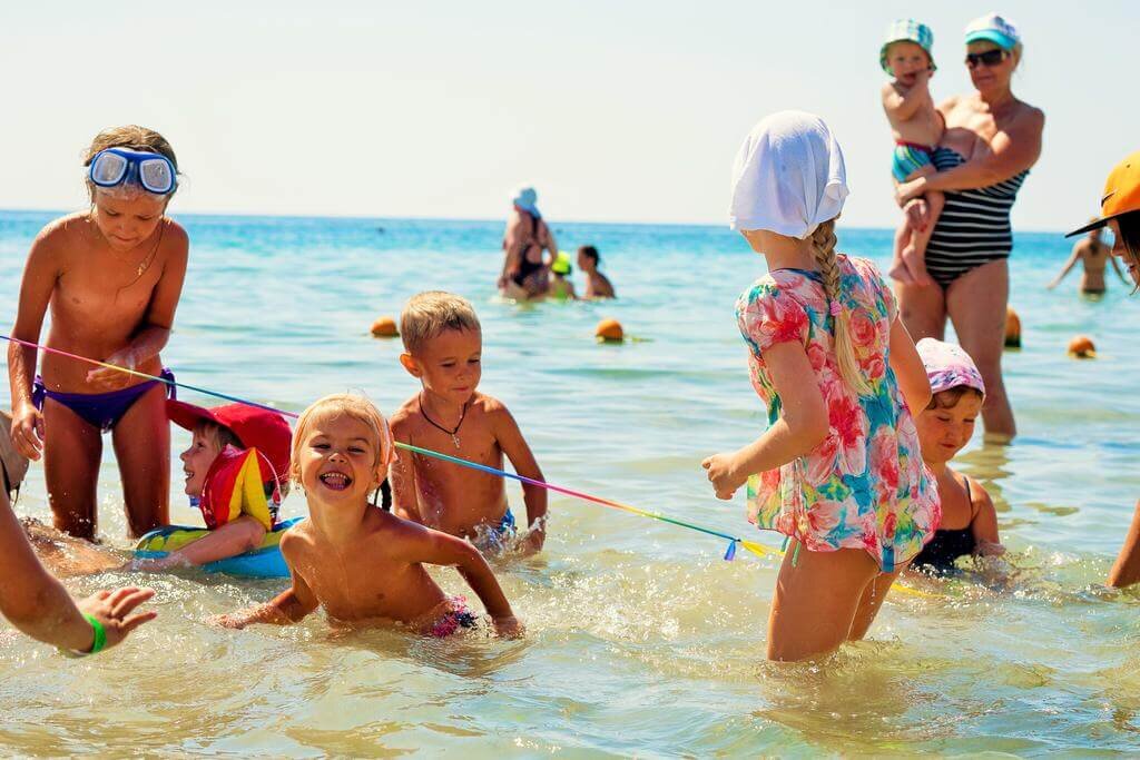 Сколько детей в крыму. Family Resort Евпатория. Дети на курорте. Крым море дети. Детские пляжи.