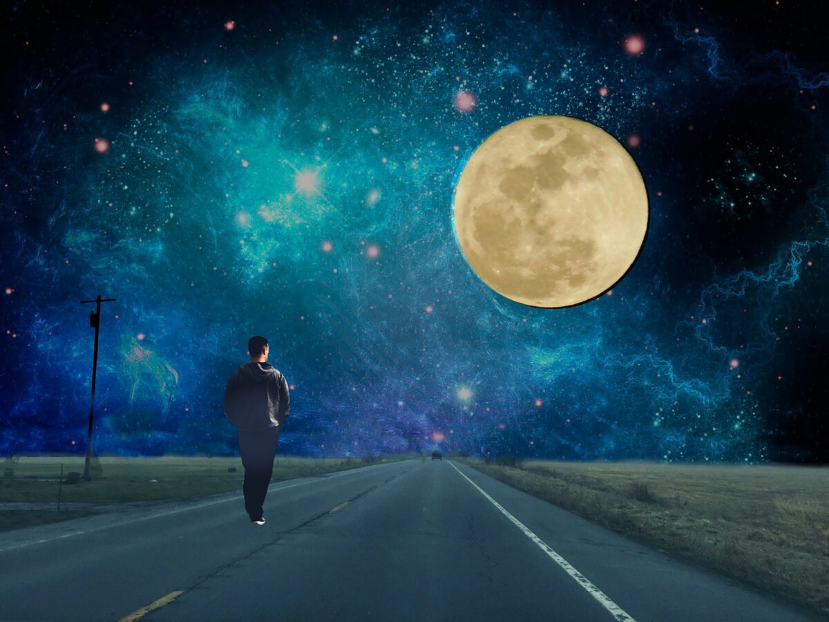 Найти дорогу во сне. Дорога к Луне. Лунная дорога. Дорога к звездам. Огромная Луна и дорога.