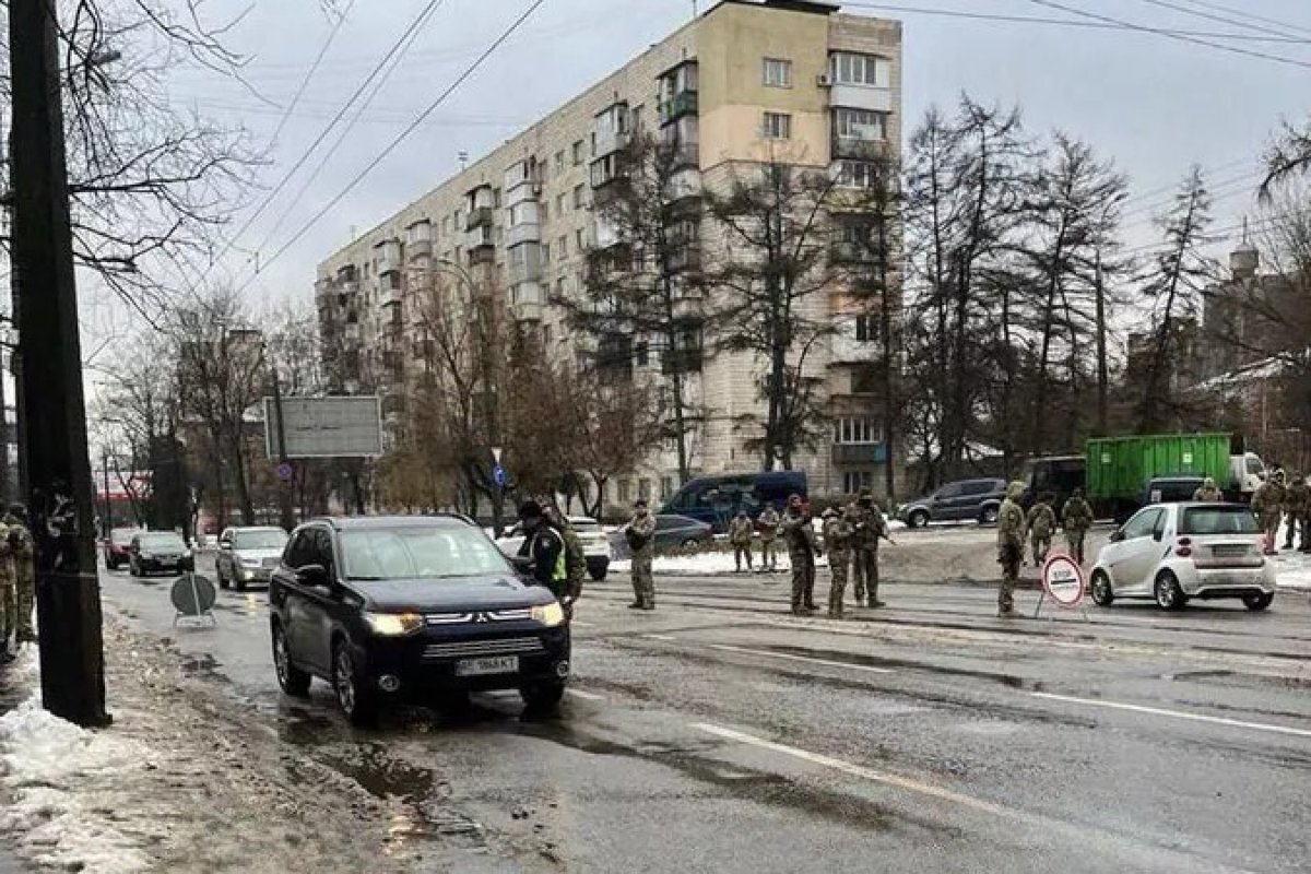    Украинские военные развернули блокпосты на центральных улицах Киева