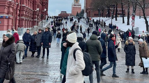 Предпраздничная суета в Москве в разгаре.