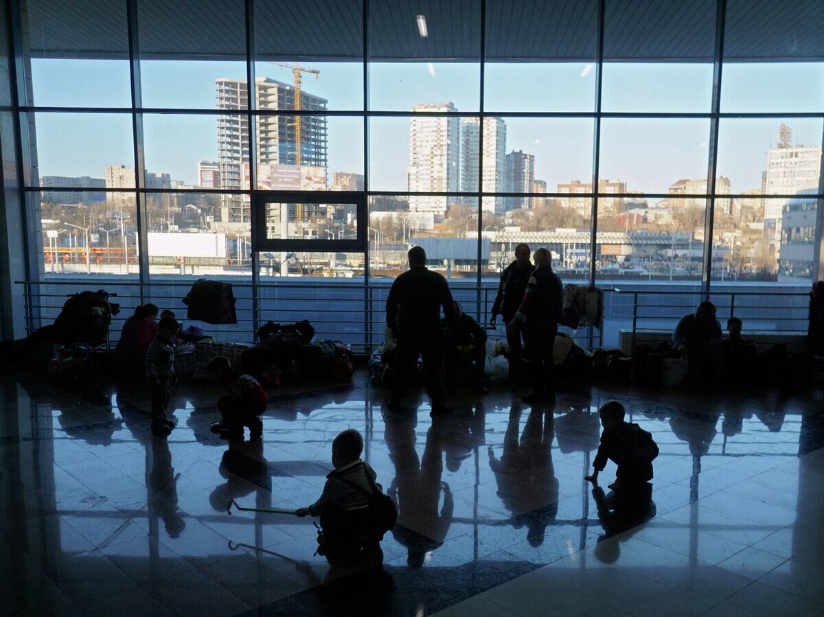    Украинские беженцы на железнодорожном вокзале в Ростове-на-Дону© РИА Новости / Александр Поготов