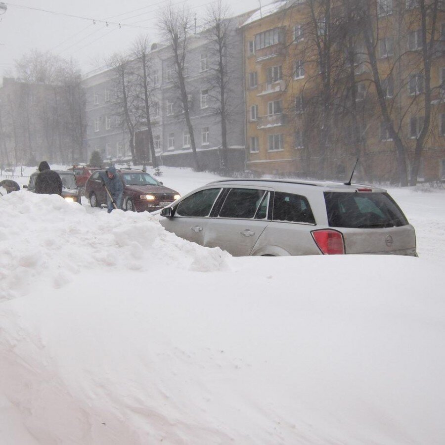 Город Петрозаводск утонул в сугробах. Каждый спасается, как может.