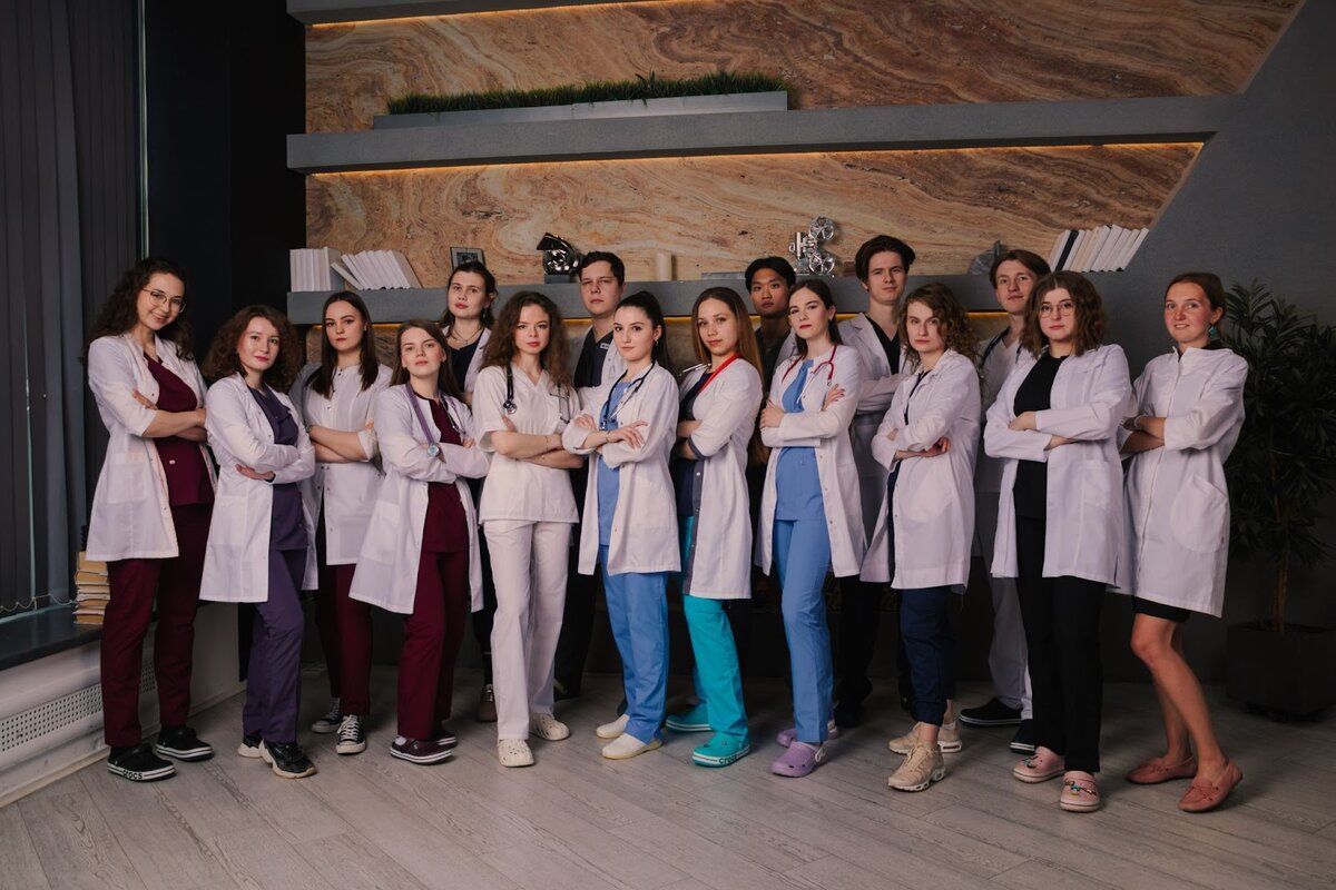 Фото моей группы Сеченовского Университета, 2023 год. Я стою прямо по центру, в бирюзовых брюках. К слову, это первый (и последний) раз, когда я надевала хирургический костюм за все шесть лет учебы.