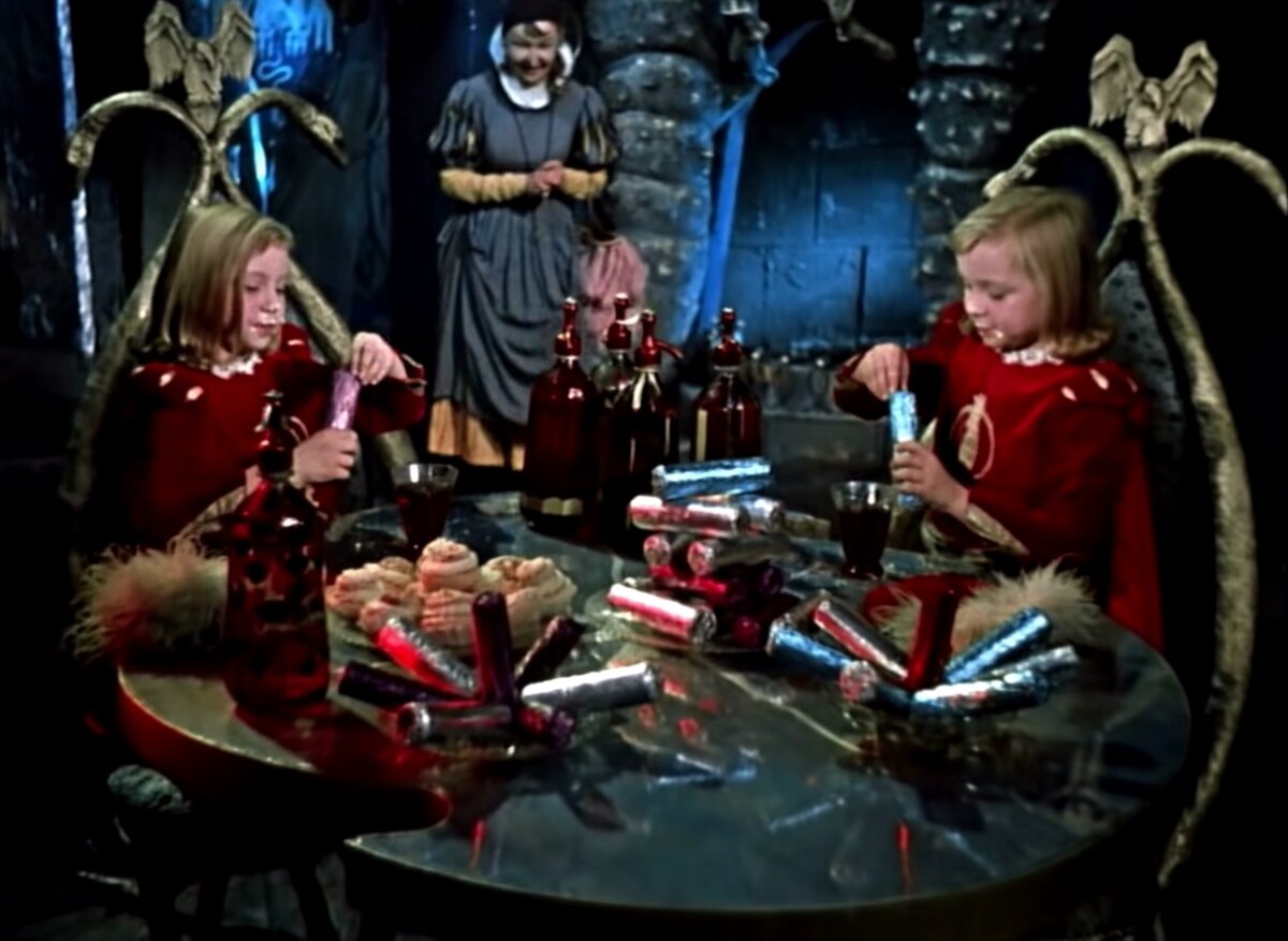 Кадр из фильма "Королевство кривых зеркал", 1963 г.