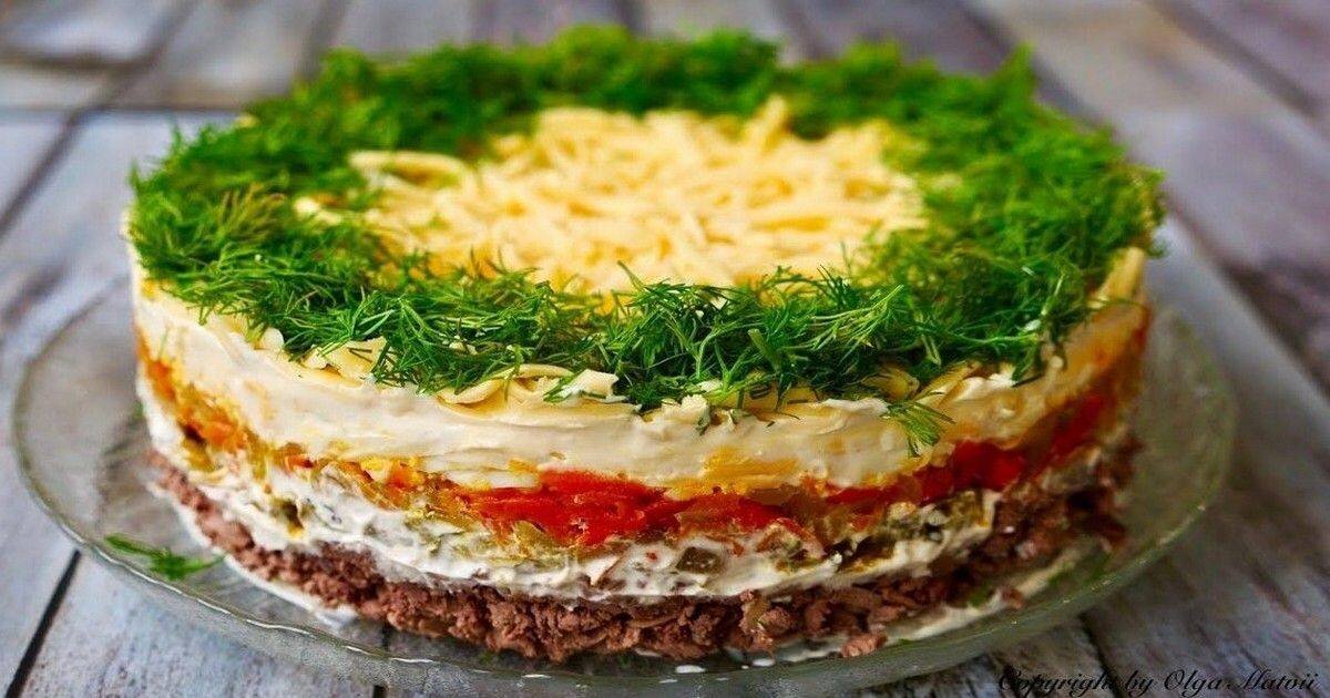 Салат с куриной печенью слоями. Слоеный салат с куриной печенью. Украшение слоеных салатов. Салат из куриной печени нежный.