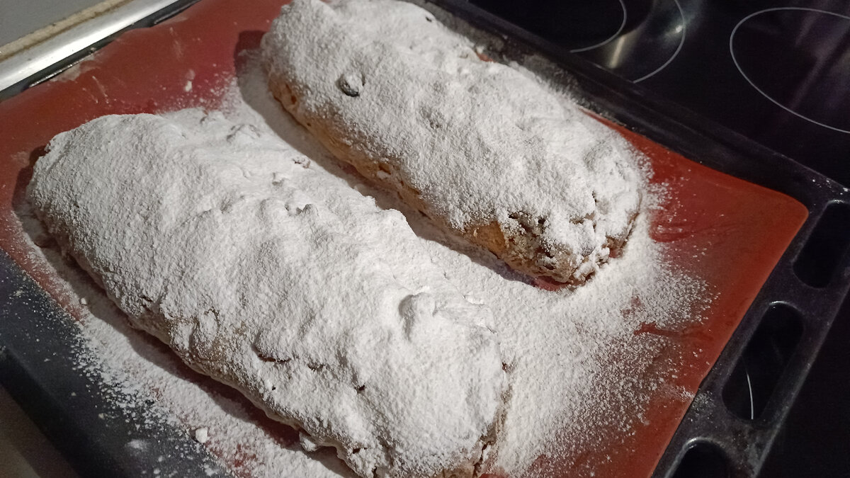 Готовый штоллен смазывается сливочным маслом и от души посыпается сахарной пудрой. 