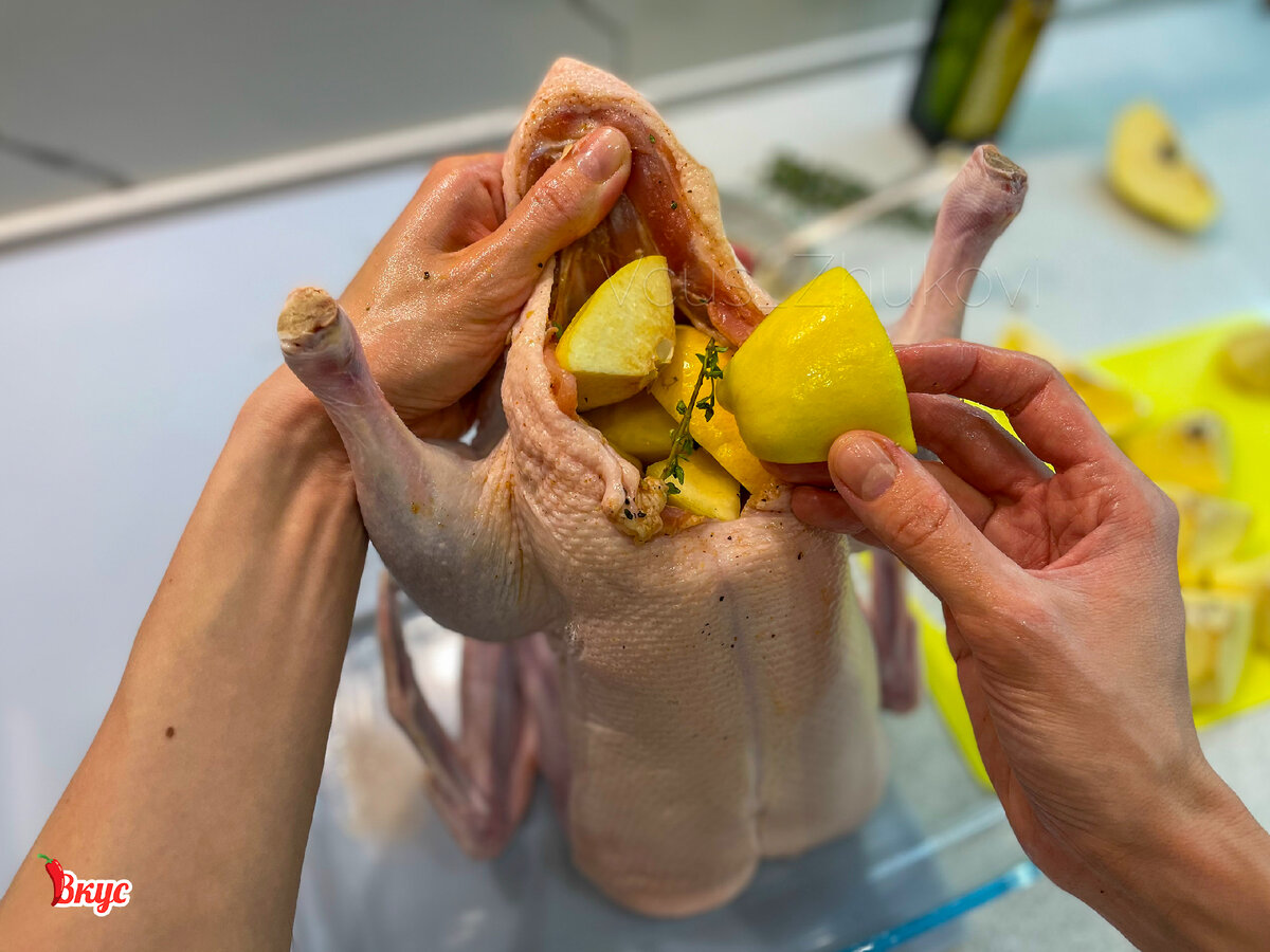 Запеченная курица в духовке, фаршированная айвой