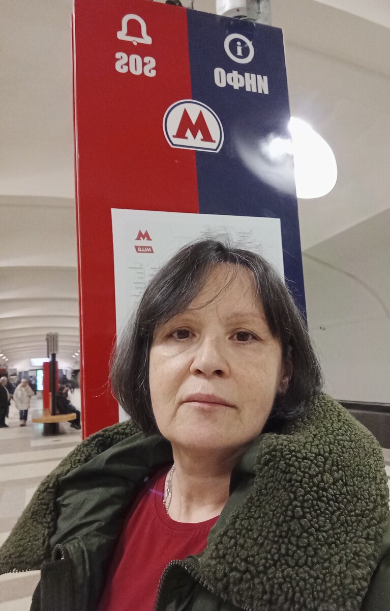 Это я в метро жду подругу. Фото автора.