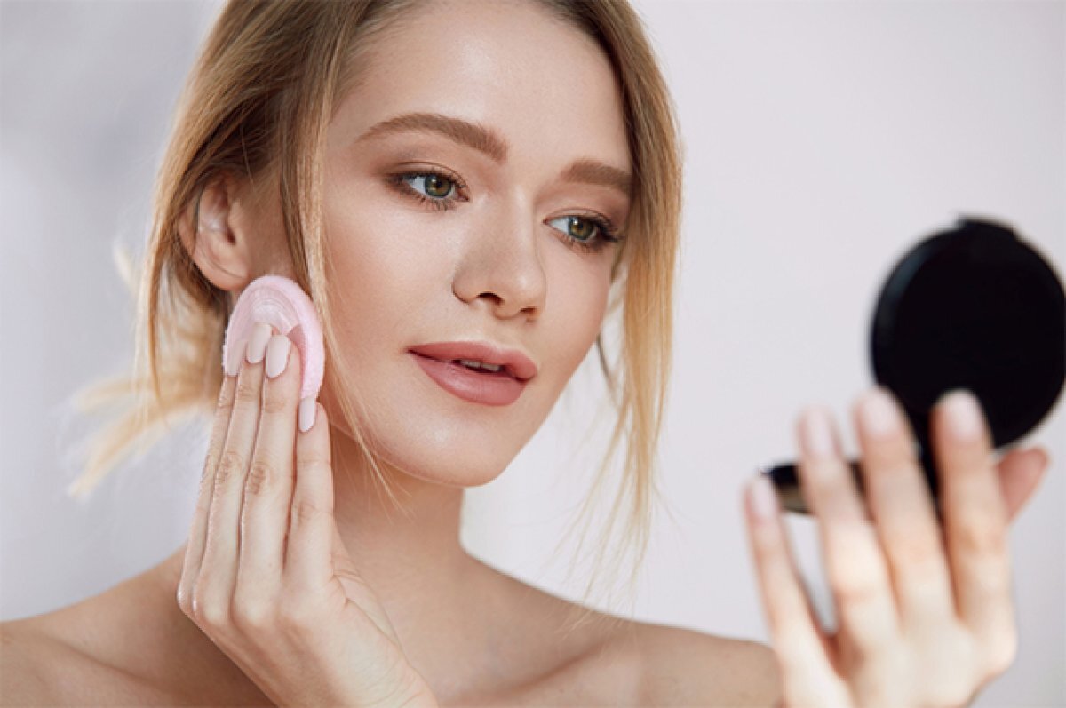    Присыпать лицо.