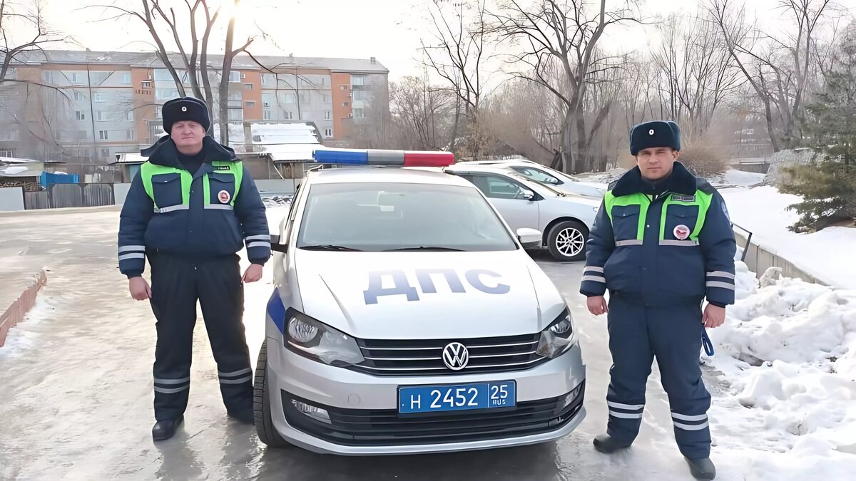 Два лейтенанта помогли жительнице Приморья спасти её машину | Восток-Медиа  | Дзен