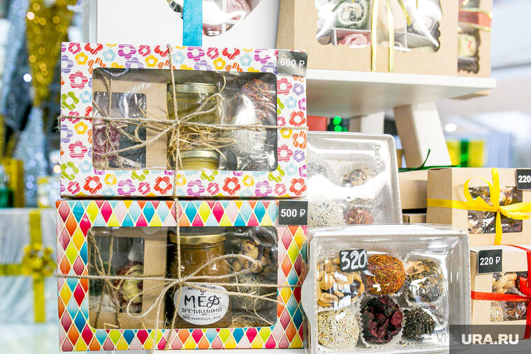    В первую очередь подешевеют товары с новогодней тематикой и кондитерские изделия