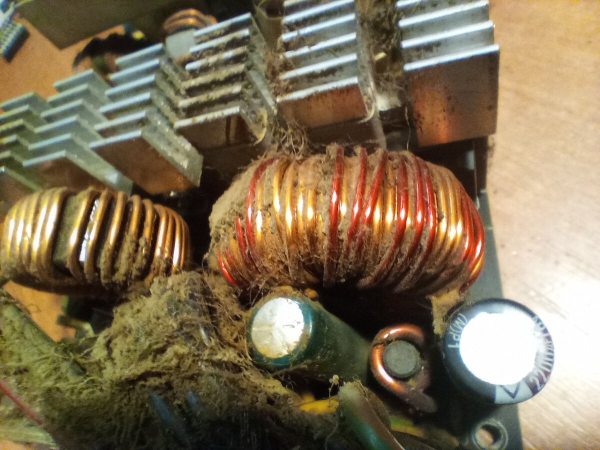 Вздутые электролитические конденсаторы.